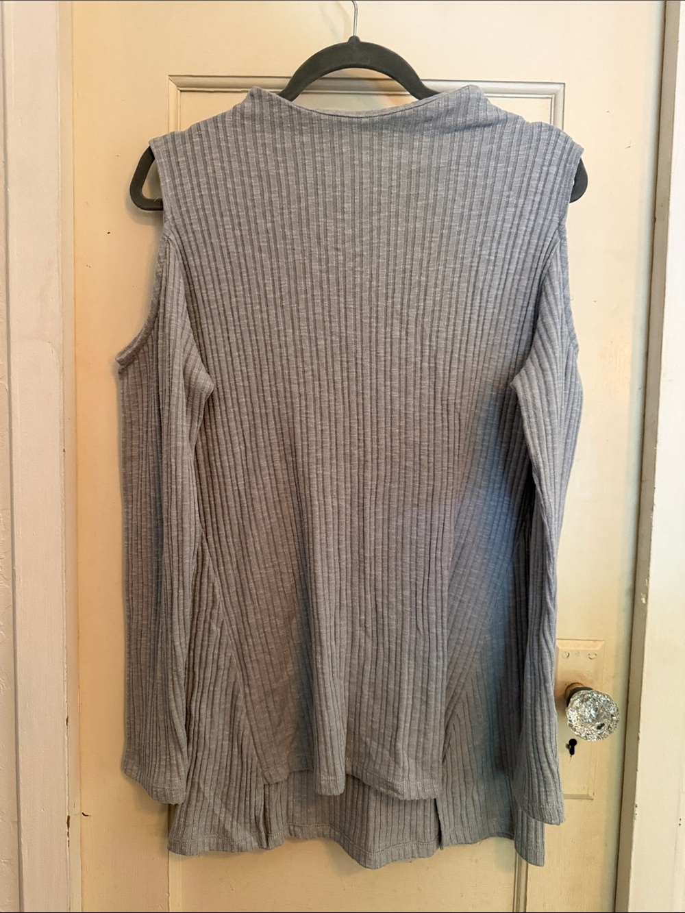 Kensie Light Gray Ribbed Cold-Shoulder Sweater